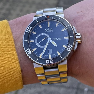 Oris Aquis 7673 Small Second Hand Black Dial | Box and Papers